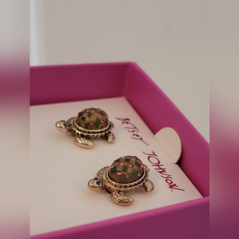 Betsey Johnson Multicolor Turtle Stud Earrings NEW - Picture 3 of 3